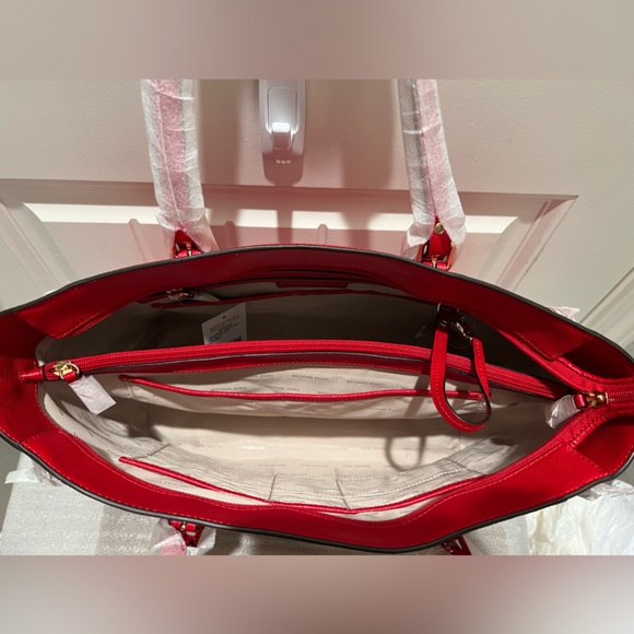 NWT Michael Kors Voyager Medium
Leather Tote Bag - Picture 8 of 11